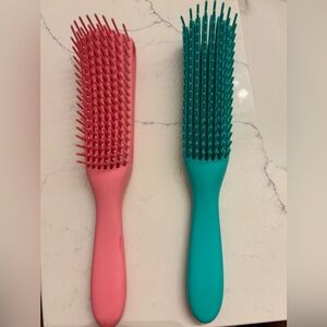DETANGLING HAIR BRUSHES